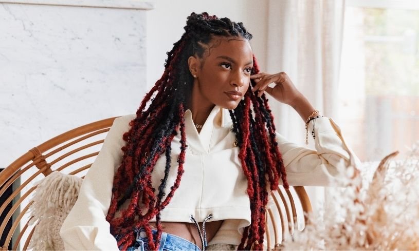 Ebonee Davis tiene cabello rizados